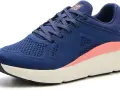 Zapatilla deportiva azul con detalles rosados, ideal como calzado para metatarsalgia, ofreciendo comodidad y soporte.