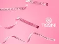 Cintas métricas rosadas flotan sobre fondo rosa, listas para tomar medidas del cuerpo. Logo de Tissini.