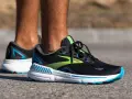 Zapatillas Brooks Adrenaline GTS, un calzado ideal para la fascitis plantar por su amortiguación y soporte.
