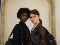 Dos mujeres con estilo old money, listas para un verano elegante.