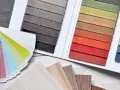 Muestras de telas y laminados en tonos tierra y vibrantes, evocando una **primavera brillante**.