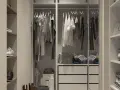 Un impecable fondo de armario mujer con ropa colgada y doblada, zapatos en estantes y accesorios organizados.