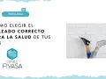 Cómo elegir el mejor calzado para trabajar en hospital. Dos pies con zapatillas, uno negro y otro blanco, contra una pared de ladrillos.