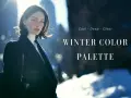 Mujer con abrigo oscuro y cuello alto blanco, reflejando la paleta de colores de la **temporada de invierno**: fríos, profundos y claros.