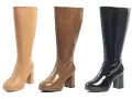 Tres botas altas de tacón, una beige de cuero, otra marrón brillante y una negra charol. La caña de una bota es la parte que cubre la pierna.