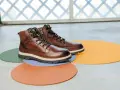 Botas de cuero marrón con cordones y cremallera lateral, un ejemplo de los diversos tipos de botas para cualquier ocasión.