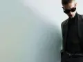 Joven con gafas de sol y traje elegante, listo para una **nochevieja en casa** con estilo.
