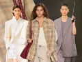 Modelos exhiben atuendos de lujo silencioso: un traje blanco impecable, una camisa a cuadros con bolso de cuero y un traje gris con paraguas.