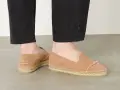 Zapatos planos de mujer en tono camel, ideales como soluciones para pies anchos. Comodidad y estilo.