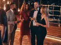 Elegante fiesta en España, cumpliendo el dress code cocktail. Hombres con traje y pajarita, mujeres con vestidos de cóctel.