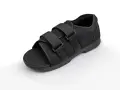 Zapato negro con velcro, ideal para la recuperación de una fractura de metatarsiano.