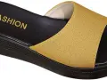 Sandalia negra con tira dorada y la palabra "FASHION". Suela gruesa y texturizada.