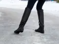 Botas negras sobre hielo. ¿Qué hacer para que no resbalen los zapatos? Evita caídas con buen calzado.