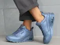 Un look moderno con deportivas mujer en azul metalizado. Perfectas para un estilo casual y cómodo.