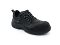 Bota de seguridad negra, con cordones blancos y grises. Ideal para evitar la caducidad de tus pies en el trabajo.