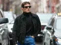 Hombre con gafas de sol y chaqueta de gamuza negra sobre jersey de cuello alto, demostrando como tener estilo.
