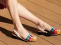 Sandalias de tiras tejidas multicolor, con tira blanca al talón. Así como deben quedar los zapatos, cómodos y con estilo.
