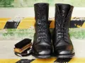 Botas militares negras, cepillo y betún. Aprende como limpiar botas militares para que luzcan impecables.