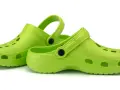 Zapatos verdes tipo crocs, ideales para aliviar la fascitis plantar.