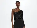 Top negro de lentejuelas asimétrico, ideal para saber como vestir para un cumpleaños de noche mujer.