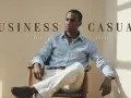 Hombre con camisa azul claro y pantalones blancos, ideal para un look business casual verano.