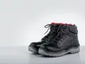 Botas de trabajo negras con cordones, ideales para entornos exigentes. Calzado seguridad S1P o S3 para máxima protección.