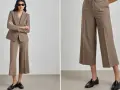Mujer con traje de cuadros marrones y zapatos negros. Los pantalones tobilleros lucen geniales con estos zapatos.