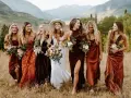Las damas de honor lucen vestidos en tonos tierra, creando una armonía de colores vibrantes.