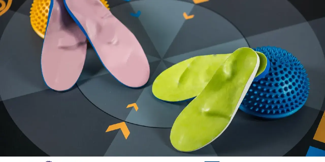 Plantillas para calzado, unas rosas y otras verdes, junto a pelotas de masaje. La suela cupsole ofrece soporte y comodidad.