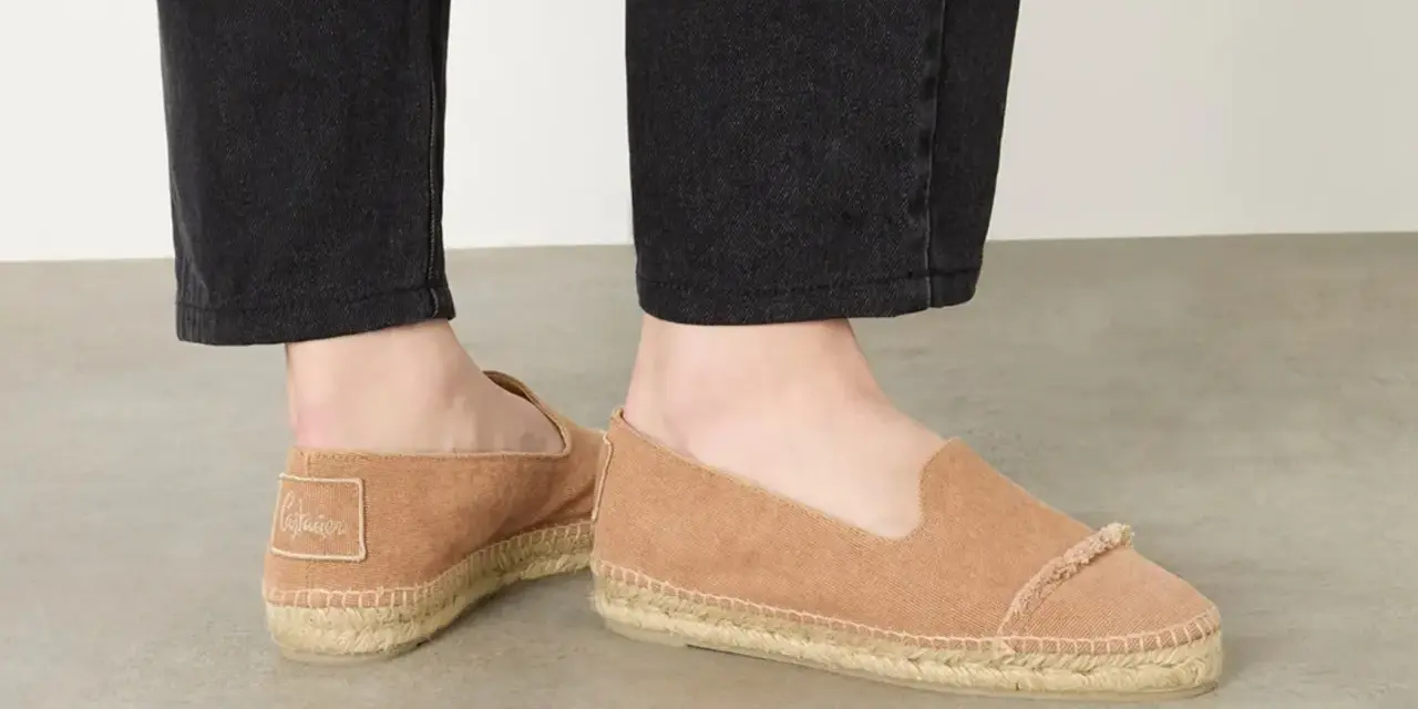 Zapatos planos de mujer en tono camel, ideales como soluciones para pies anchos. Comodidad y estilo.