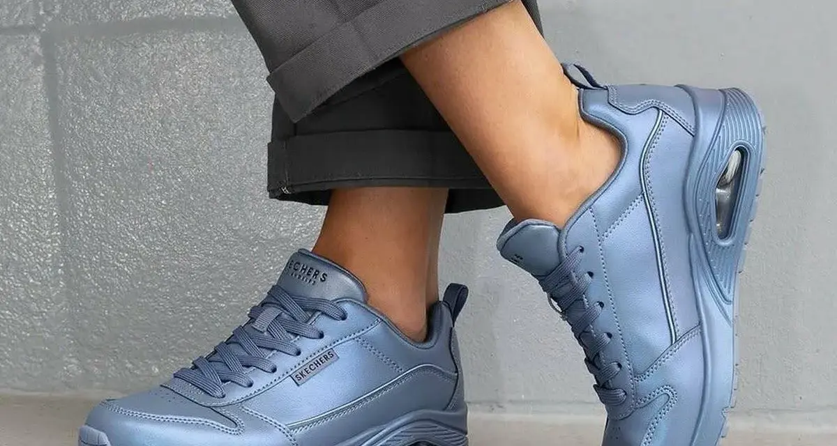 Un look moderno con deportivas mujer en azul metalizado. Perfectas para un estilo casual y cómodo.