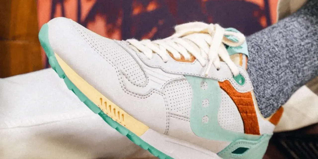 Zapatillas Saucony con detalles en menta y naranja. Consulta la **guía de tallas Saucony** para encontrar tu ajuste perfecto.