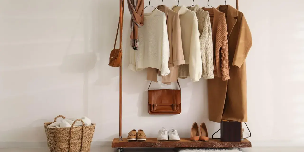 Un armario cápsula mujer con prendas de punto, abrigos y bolsos en tonos tierra. Perfecto para un estilo minimalista y chic.