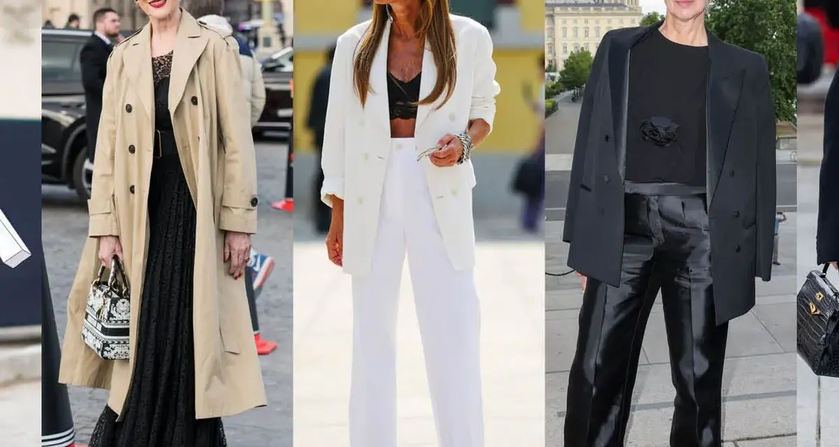 Tres mujeres con un impecable estilo mod: una con gabardina beige y vestido negro, otra con traje blanco y la tercera con traje negro.