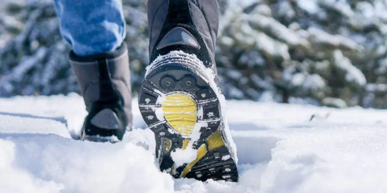 Botas de agua sirven para la nieve, perfectas para caminar por el blanco paisaje invernal.
