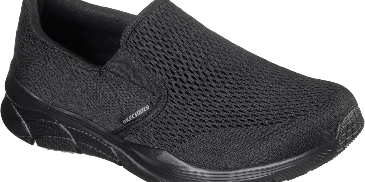 Zapatilla Skechers negra, cómoda y transpirable, ideal para cualquier talla, grande o pequeña.