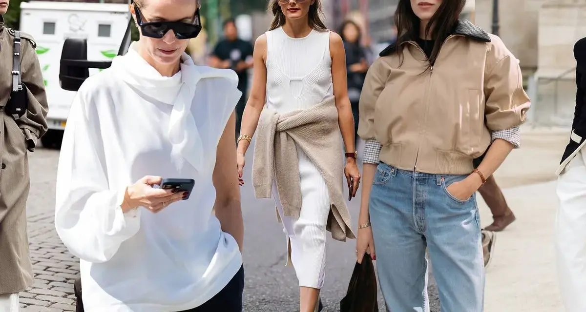Mujeres con estilo, ideas de como vestir en otoño: gabardina, blusa blanca, vestido de punto y bomber.