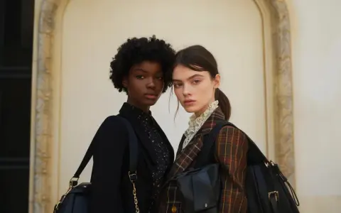 Dos mujeres con estilo old money, listas para un verano elegante.