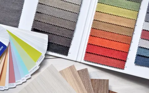 Muestras de telas y laminados en tonos tierra y vibrantes, evocando una **primavera brillante**.
