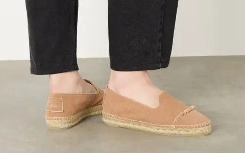 Zapatos planos de mujer en tono camel, ideales como soluciones para pies anchos. Comodidad y estilo.