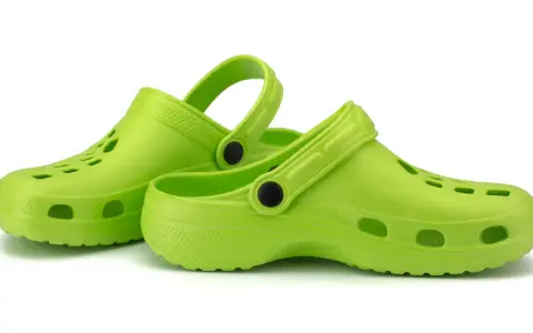 Zapatos verdes tipo crocs, ideales para aliviar la fascitis plantar.