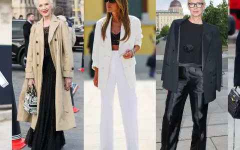 Tres mujeres con un impecable estilo mod: una con gabardina beige y vestido negro, otra con traje blanco y la tercera con traje negro.