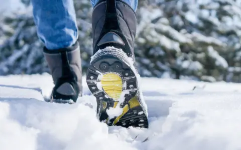 Botas de agua sirven para la nieve, perfectas para caminar por el blanco paisaje invernal.