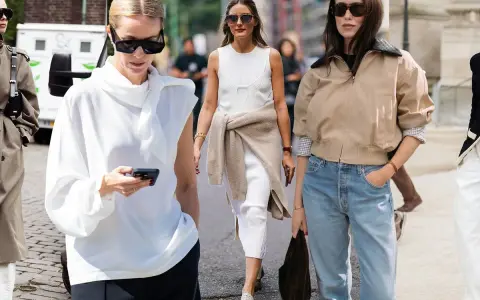Mujeres con estilo, ideas de como vestir en otoño: gabardina, blusa blanca, vestido de punto y bomber.