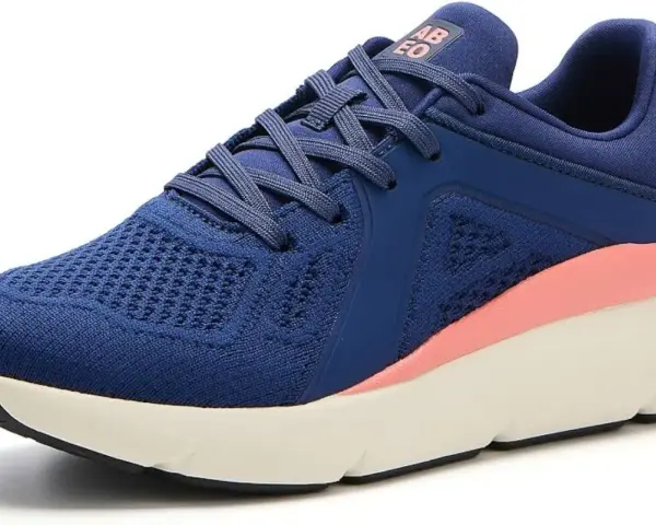 Zapatilla deportiva azul con detalles rosados, ideal como calzado para metatarsalgia, ofreciendo comodidad y soporte.