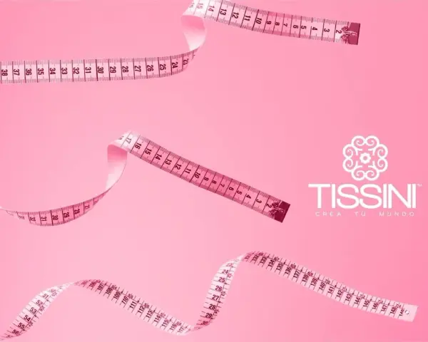 Cintas métricas rosadas flotan sobre fondo rosa, listas para tomar medidas del cuerpo. Logo de Tissini.