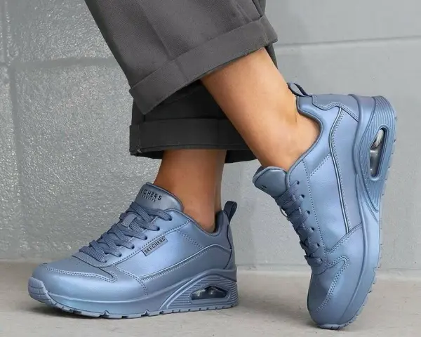 Un look moderno con deportivas mujer en azul metalizado. Perfectas para un estilo casual y cómodo.