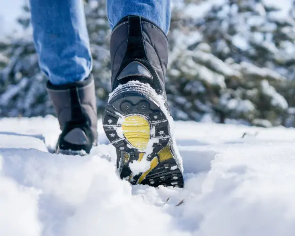 Botas de agua sirven para la nieve, perfectas para caminar por el blanco paisaje invernal.