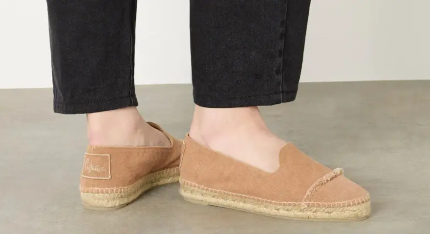 Zapatos planos de mujer en tono camel, ideales como soluciones para pies anchos. Comodidad y estilo.