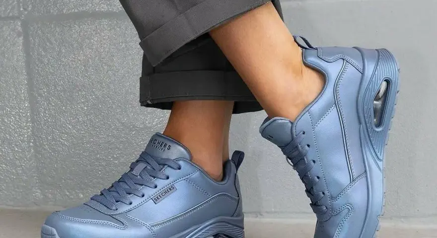 Un look moderno con deportivas mujer en azul metalizado. Perfectas para un estilo casual y cómodo.